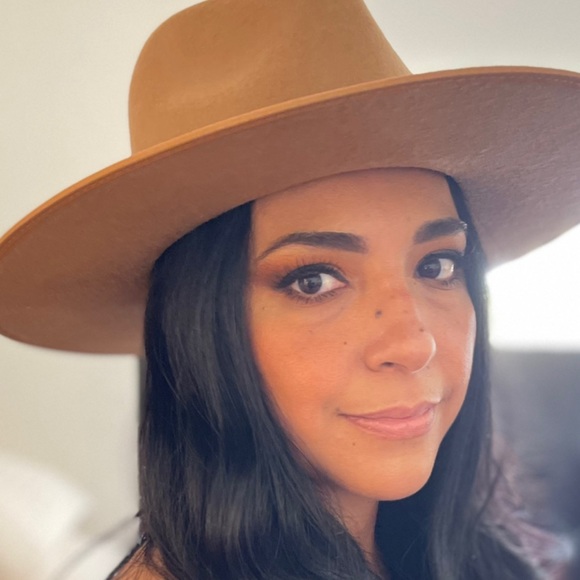 Meet your Posher, Gina - Picture 1 of 4